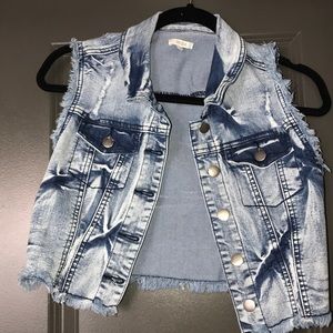Cropped sleeveless jean jacket